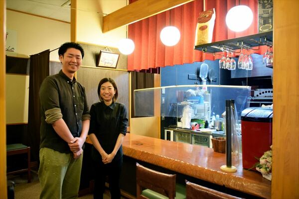 オーナーシェフの小林徹さん（左）と妻の唯さん