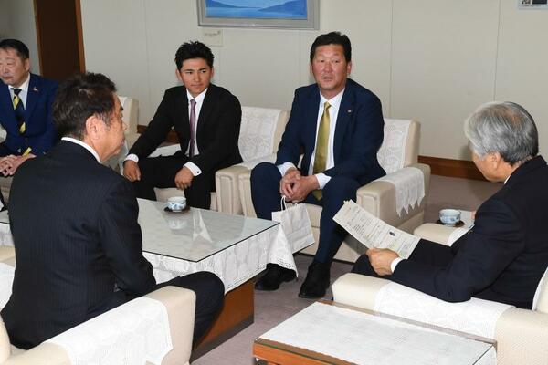 福田知事（右端）に意気込みを語った栃木ＧＢの山下監督（右から２人目）ら＝県庁