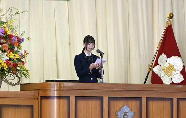生徒を代表してあいさつした生徒会長の斎藤さん