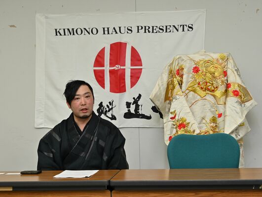 記者会見する荻原代表＝５日午後、県庁