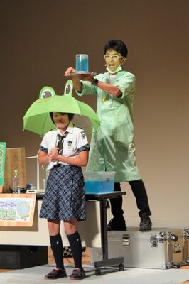 参加者とエコ実験を披露するらんま先生（奥）