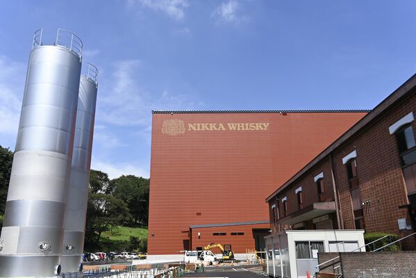 4月に事業所名称が変更されるニッカウヰスキー栃木工場。中央は高層の新貯蔵棟=さくら市