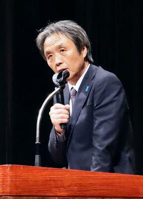 　拉致問題を考える集会で講演する蓮池薫さん＝２０日午後、さいたま市