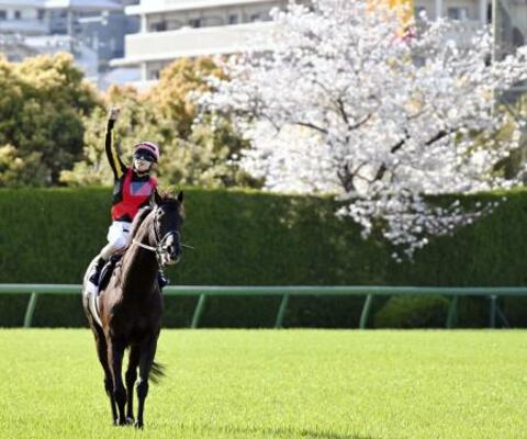 　第７０回大阪杯を制したクロワデュノールと北村友一騎手＝阪神競馬場