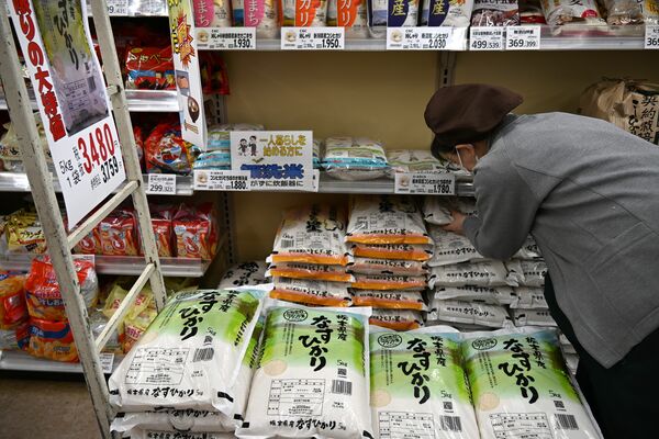 5キロ3千円台の商品が並ぶようになったスーパーのコメ売り場=5月下旬、鹿沼市