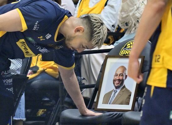 試合前、ブラスウェル監督の遺影が置かれた椅子に触れるブレックスの遠藤＝19日午後７時５分、宇都宮市西川田４丁目、磯真奈美撮影