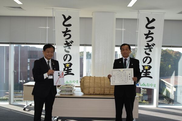 とちぎの星を寄贈した渡辺組合長（右）と濱口教育長