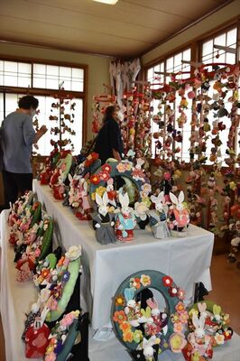 色鮮やかな作品が並ぶ会場