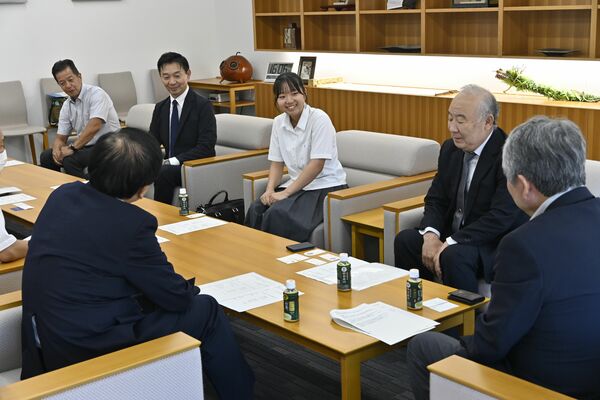 浅野市長（右手前）にインターハイ準優勝を報告する酒井さん（中央）