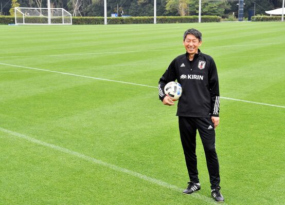 Ｗ杯前に下野新聞社の取材に応じる上野優作コーチ＝４月、千葉市