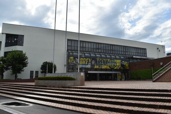 宇都宮市が改修する方針のブレックスアリーナ宇都宮（市体育館）＝７月３１日午後４時ごろ、同市元今泉５丁目