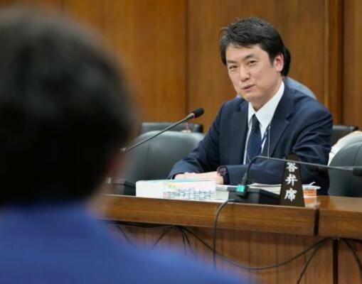 衆院選挙制度の在り方を検討する与野党協議会で答弁する総務省の長谷川孝選挙部長=2日午後、国会
