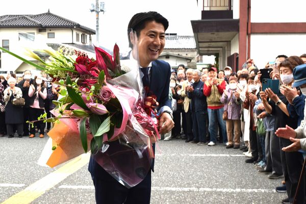 大勢の支持者らに出迎えられ初登庁する森島市長