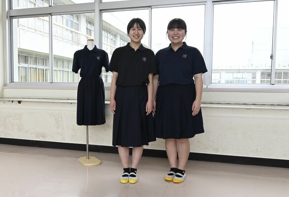 ポロシャツを試着した長さん（右）と工藤さん