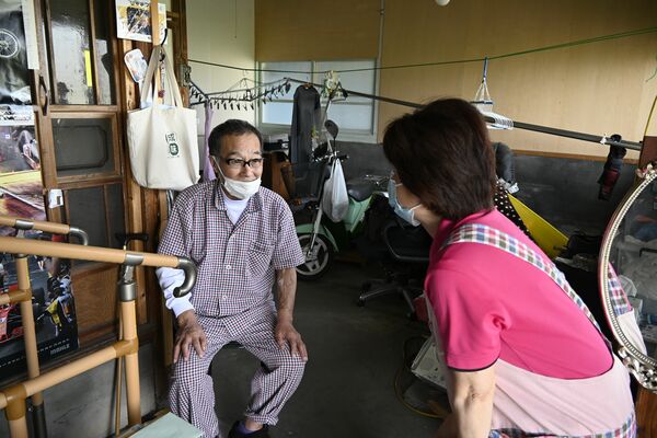 訪問介護サービスを受ける向田さん（左）。ヘルパーの大根田さんらが体調や生活の困り事まで丁寧に聞き取り、支援している＝芳賀町