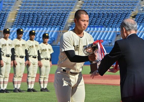 準優勝盃を受け取る作新の岩出＝20日午後０時５分、神宮球場