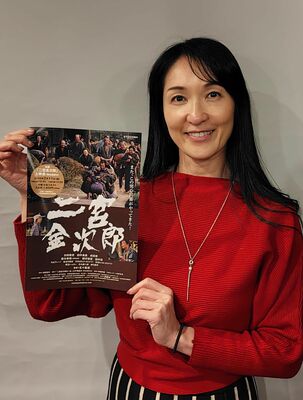 チラシを手にする岩瀬さん