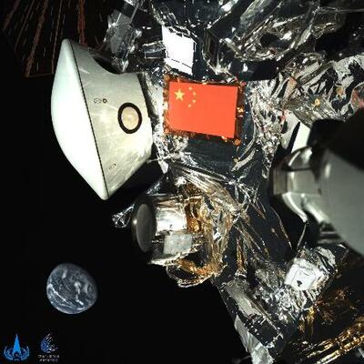 宇宙空間を飛行する無人探査機「天問2号」。左下は地球(新華社=共同)