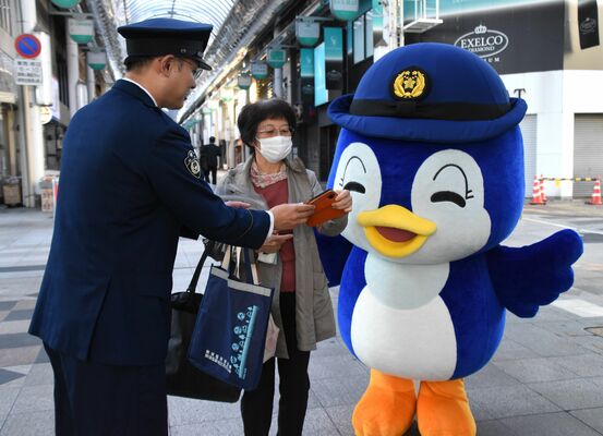 特殊詐欺への注意を呼びかけた県警と県警備業協会の広報活動＝１日午後、宇都宮市江野町