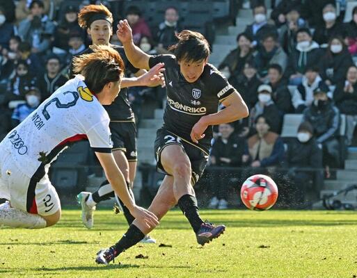 後半１０分、栃木シティのＦＷ東川（右）がシュートを放つ＝ＣＦＳ、河野光吉撮影