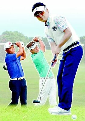 右から賞金シード選手の阿部、今大会注目の篠崎、３回目の優勝を狙う崎山、背景は舞台となる芳賀ＣＣ10番パー４