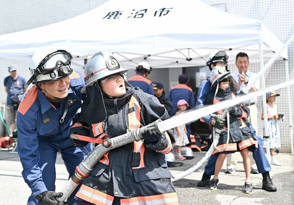 放水を体験する児童ら