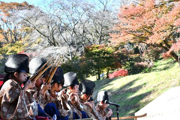 紅葉の中、雅楽の演奏を披露する子どもたち