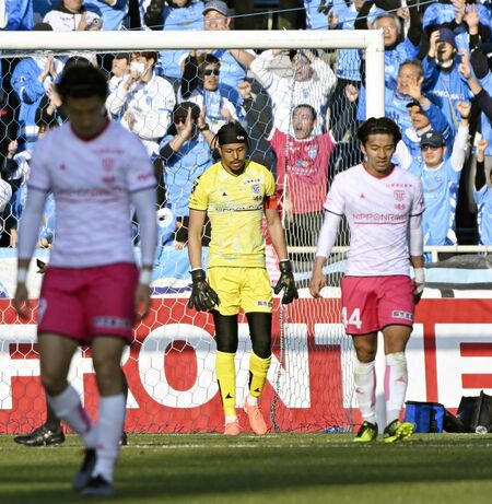 後半追加タイム、５点目を奪われ、肩を落とす栃木シティのＧＫ相澤（中央）やＤＦ下田（右）ら＝横浜市のニッパツ三ツ沢球技場、森田大地撮影