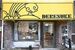 黄色地に描かれた店名やイラストが目を引くＰｕｂデレスケの外観