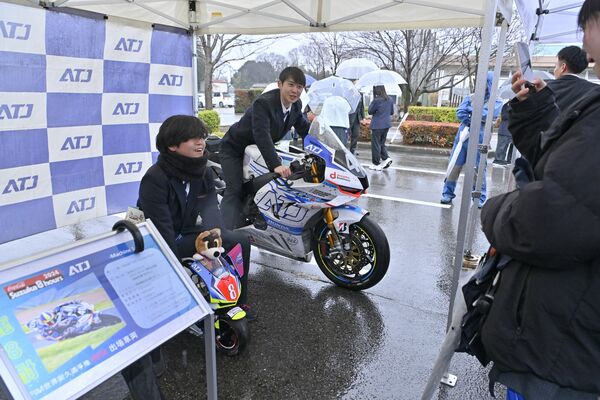 展示されたオートバイと記念撮影を楽しむ生徒たち＝25日午後２時45分、真岡市寺久保１丁目