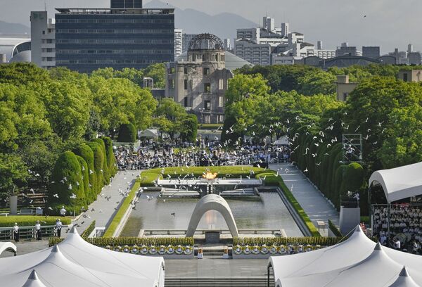 被爆から80年の平和記念式典で会場に放たれたハト=6日午前8時25分、広島市中区の平和記念公園