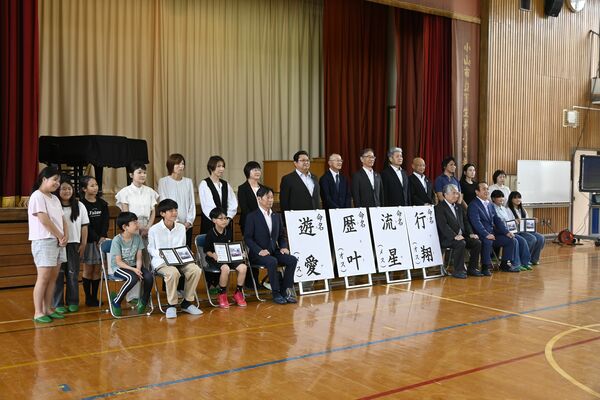 コウノトリのひな４羽の愛称が発表された命名式