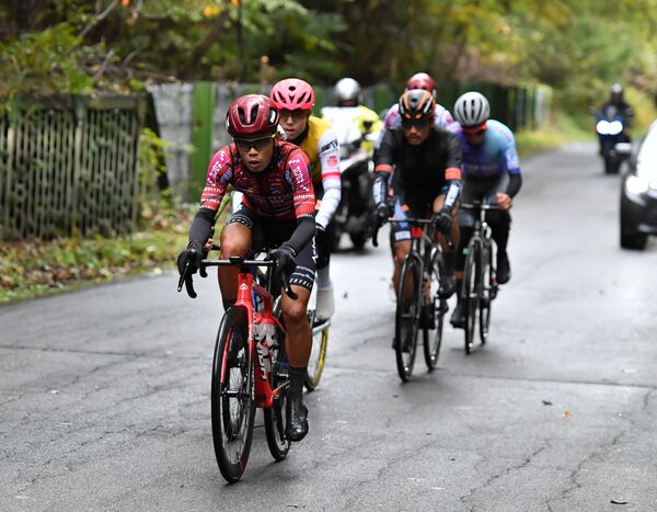 昨季のＪＰＴ第11戦で、逃げ集団の先頭を引くブリッツェンの武山＝群馬サイクルスポーツセンター、加藤竜矢撮影