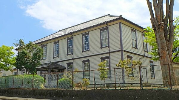 白いペンキで塗られた板張りの外観が特徴の真岡高校記念館