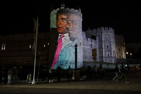 16日、ロンドン郊外のウィンザー城に投影されたトランプ米大統領と富豪エプスタイン氏の映像(ロイター=共同)