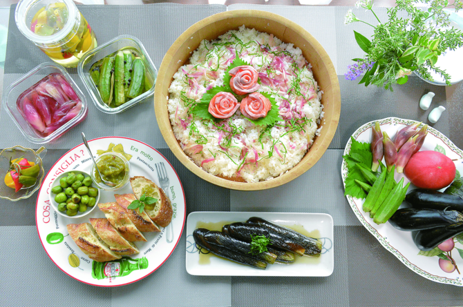 彩りも豊かな食卓。にぎやかに秋の実りを満喫して、おなかも心も大満足。あぁ、充実の秋盛り