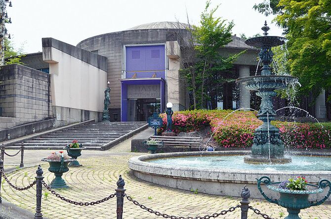 噴水がある美術館入口