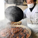 鍋いっぱい、伝統の味　大田原でアユの甘露煮作り【動画】