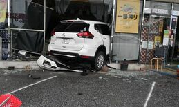 宇都宮の飲食店に乗用車突っ込む　ガードレールや信号待ちの車に衝突後