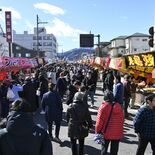 日光で伝統の「今市花市」　歩行者天国に160店、家族連れにぎわう