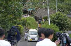 豪雨で住宅倒壊 不明者捜索続く