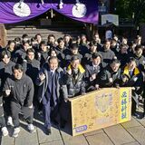 栃木ＳＣが必勝祈願　宇都宮二荒山神社で全30選手や監督ら　特大絵馬の奉納も