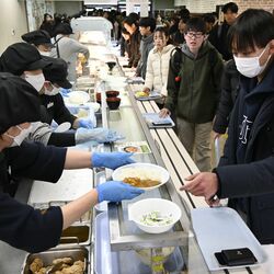宇都宮大の学食で100円カレー　物価高に苦しむ学生「ありがたい」　農学部同窓会が提供、20日も実施