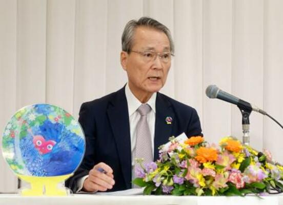 　記者会見する経団連の筒井義信会長＝１９日午後、岡山市