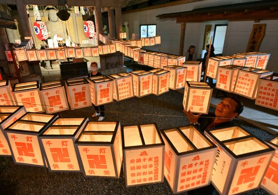 境内を幻想的な明かりで包む灯籠＝24日午後６時55分、日光市今市