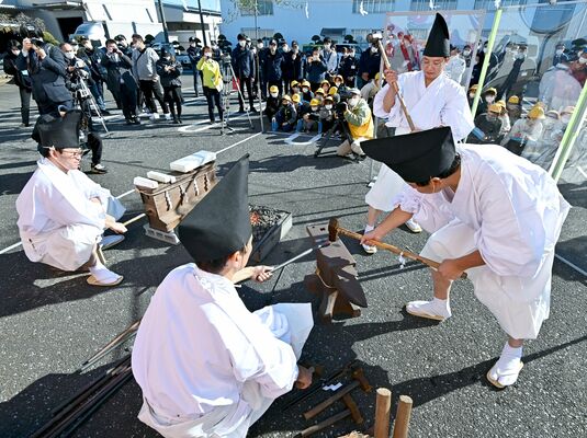 伝統の鍛冶技法を披露した「ふいご祭り」＝８日午前10時30分、足利市福富新町