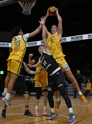 準決勝７分　ブレックスのビュワーがリバウンドをつかむ＝ゼビオアリーナ仙台、加藤竜矢撮影