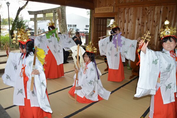 五行の舞を踊る児童ら
