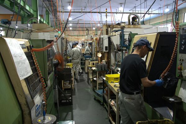 徳原工業の工場。物価高が続く中、徳原社長は長期的な視野に立った政策論争を期待している＝３日午前、鹿沼市
