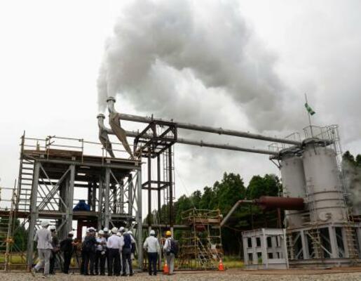 九電みらいエナジーが公開した、地熱発電所の建設を目指し実施している噴出試験=16日午後、大分県九重町